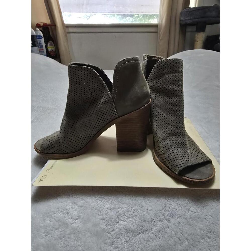 Steve Madden Women's Tala Boot Size 6 Block Heel Taupe Suede Cutout Boho